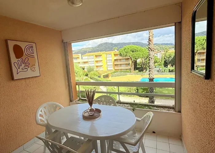 Privee Avec Balcon, Piscine Et Place De Parking * Le Lavandou