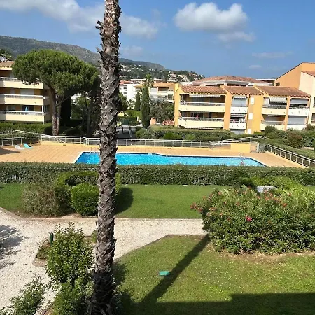 Privee Avec Balcon, Piscine Et Place De Parking Le Lavandou