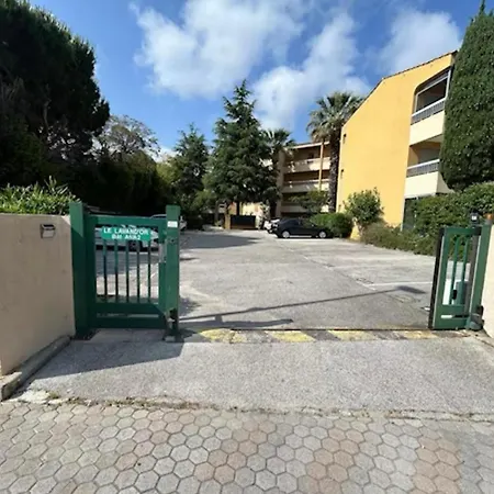 Résidence Privée Avec Balcon, Piscine Et Place De Parking Le Lavandou