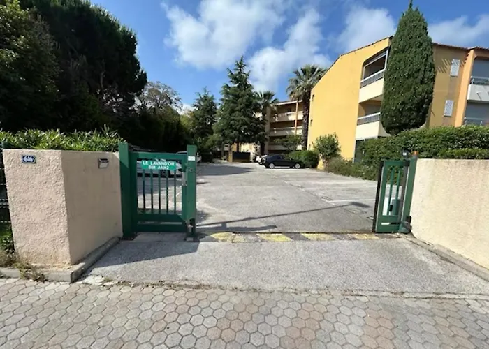 Privee Avec Balcon, Piscine Et Place De Parking Le Lavandou